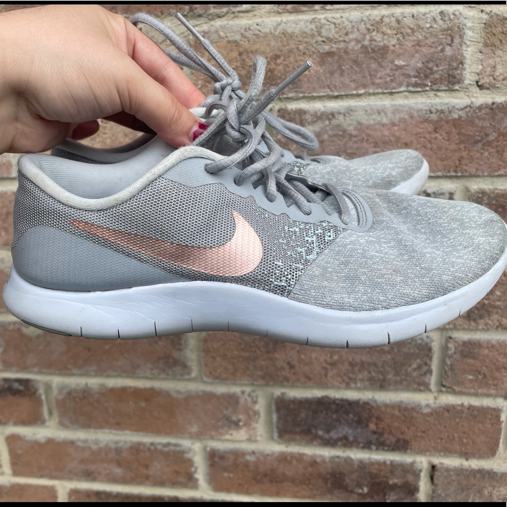 Women’s (7) Rose Gold, Gray Nike Flex Tennis Shoes